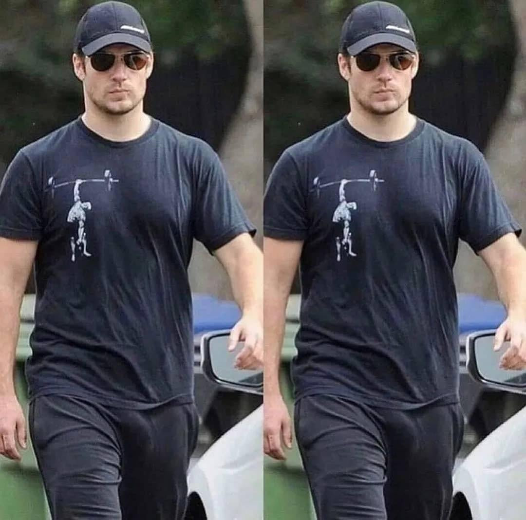 <b>Henry Cavill's super bulge</b>