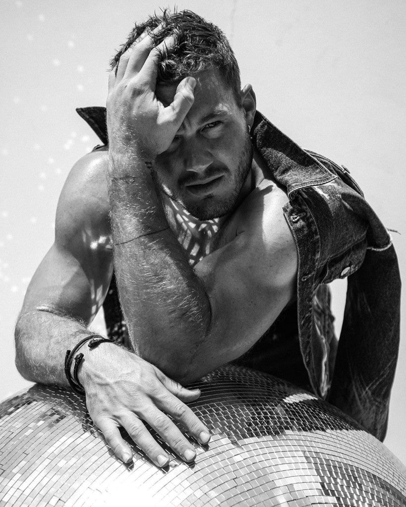 <b>Colton Underwood strips naked for hot new shoot</b>